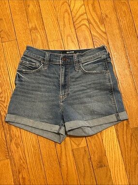 Hollister Women's Classic High-Rise Shorts in Hollister classic Stretch